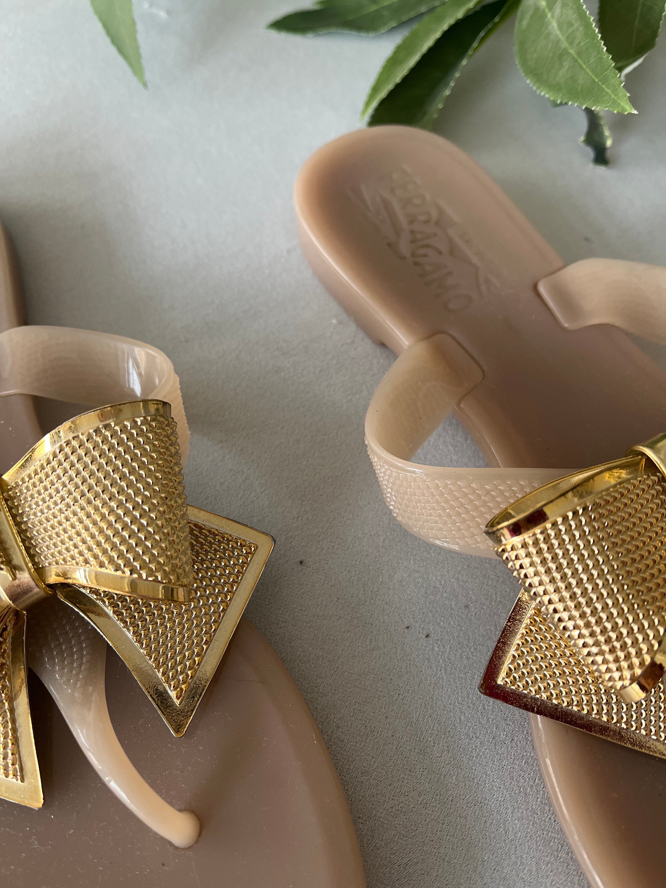 サンダル・ミュール Salvatore Ferragamo Tacco Oro Sandalo SALVATORE FERRAGAMO; Flip Flop Rubber Sandals With Gold