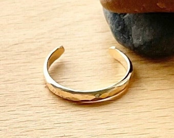 Adjustable toe ring gold, 14k gold filled, hammered toe ring, women's toe rings, men's toe rings, handmade jewelry.