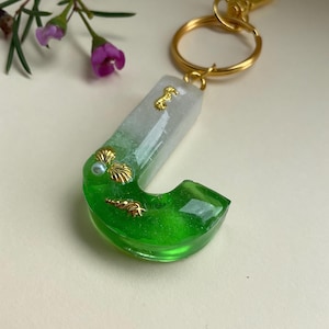Llavero de playa personalizado, llavero con letras de resina, llavero con inicial, clip para bolso con motivos marinos, regalos de boda personalizados, llaveros hechos a medida.