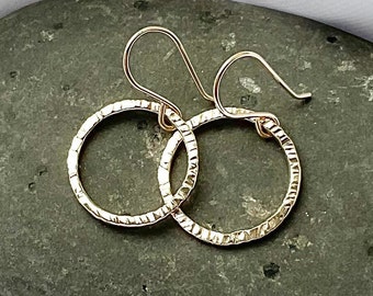 Open circle gold earrings, hammered earrings, 14k gold filled, hoop earrings, dangle earrings.