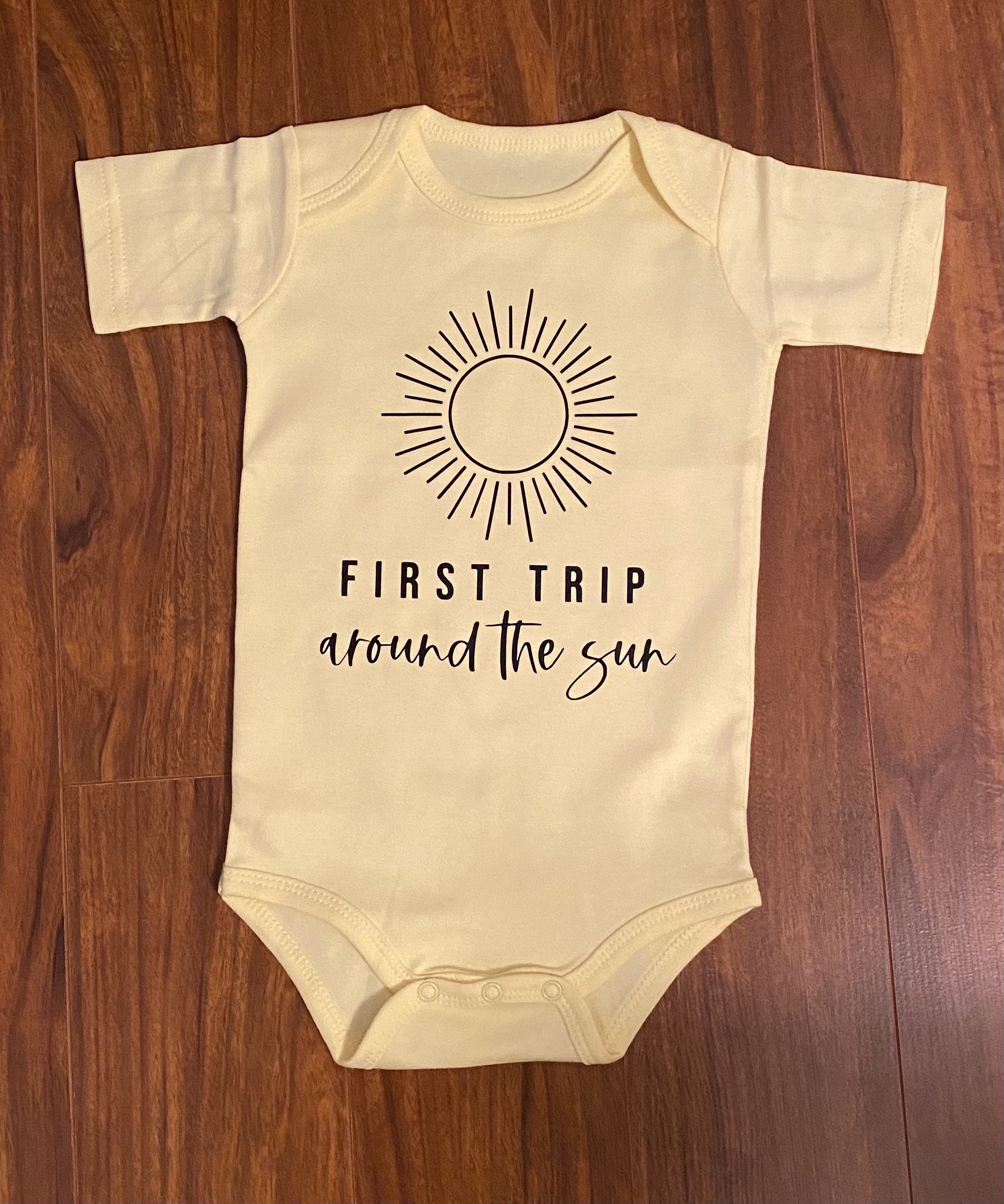 Gelber erster Ausflug rund um die Sonne-EinJährige Geburtstagsfeier-Baby-Body