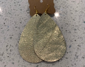 GoldFarbene LederTropfen Ohrringe