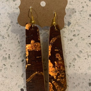 Wine and bronze metallic splatter cork on leather angled bar earrings