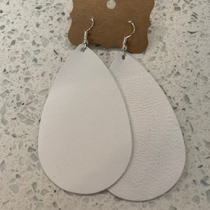 Brincos de lágrima de couro branco