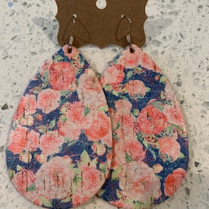 Rosa floral auf Navy Kork auf Leder Tropfen Ohrringe