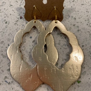 Platinum/champagne metallic cork on leather Morocco drop earrings