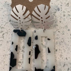 Black and white acrylic rectangle with silver monstera leaf post