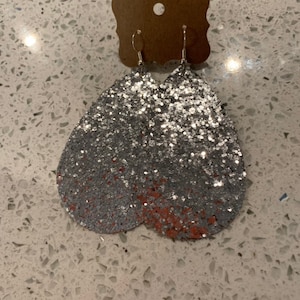 Brincos de lágrima de couro sintético com glitter prateado