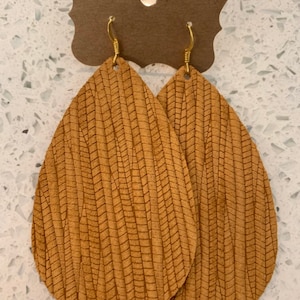 Pendientes de lágrima de cuero de hoja de palma de mostaza de Dijon