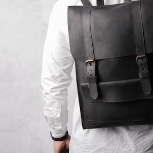 Schwarzer Lederrucksack: Unisex Laptop Tasche, Personalisiert