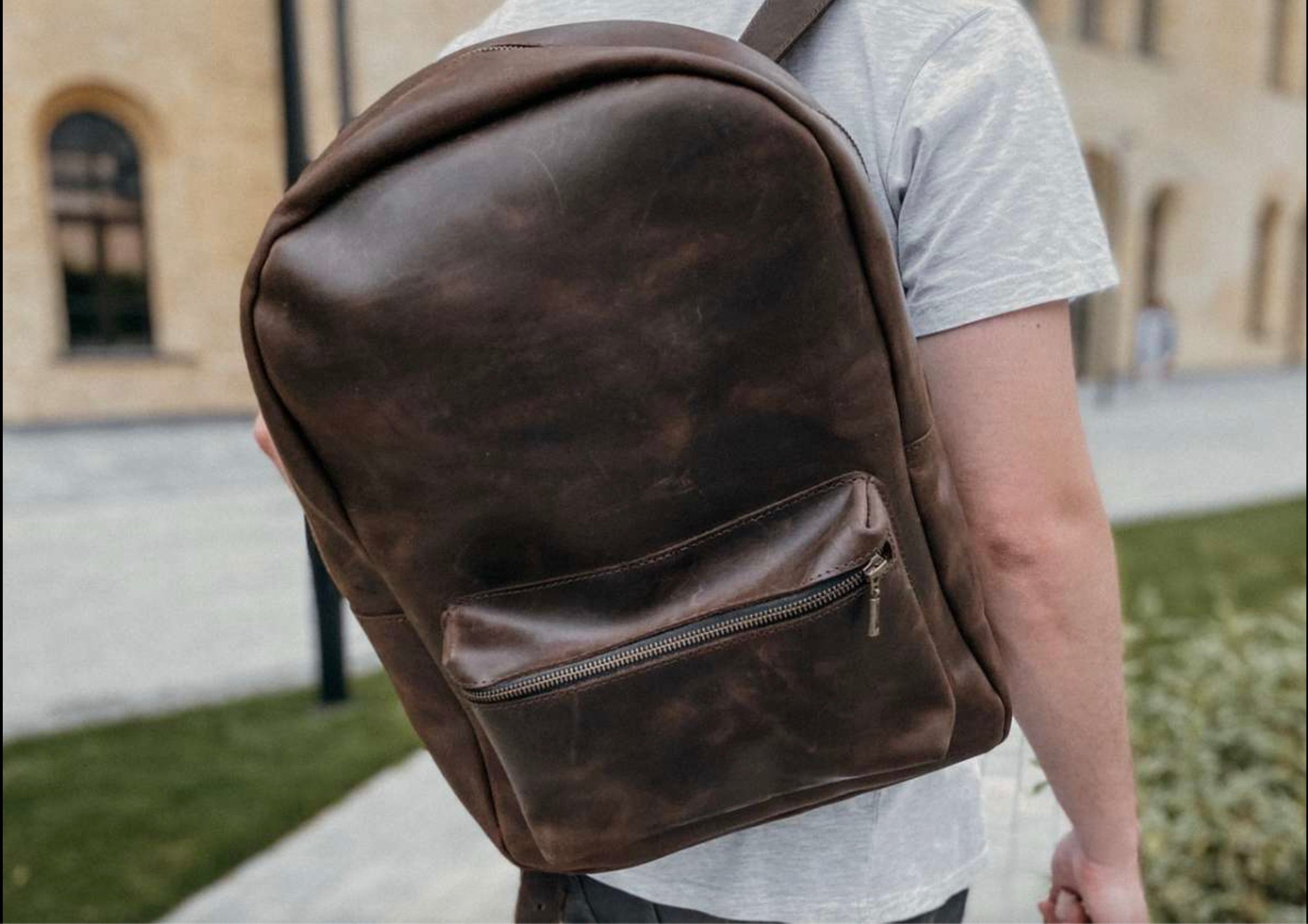 ジッパー付きブラウンレザーバックパック：パーソナライズされた