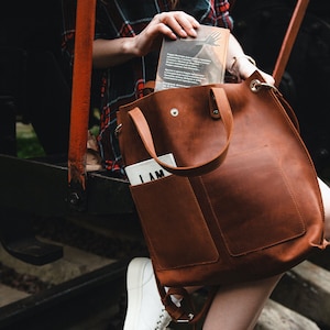 Grand sac fourre-tout en cuir cognac pour femme avec poches extérieures zippées et section intérieure personnalisée pour ordinateur portable