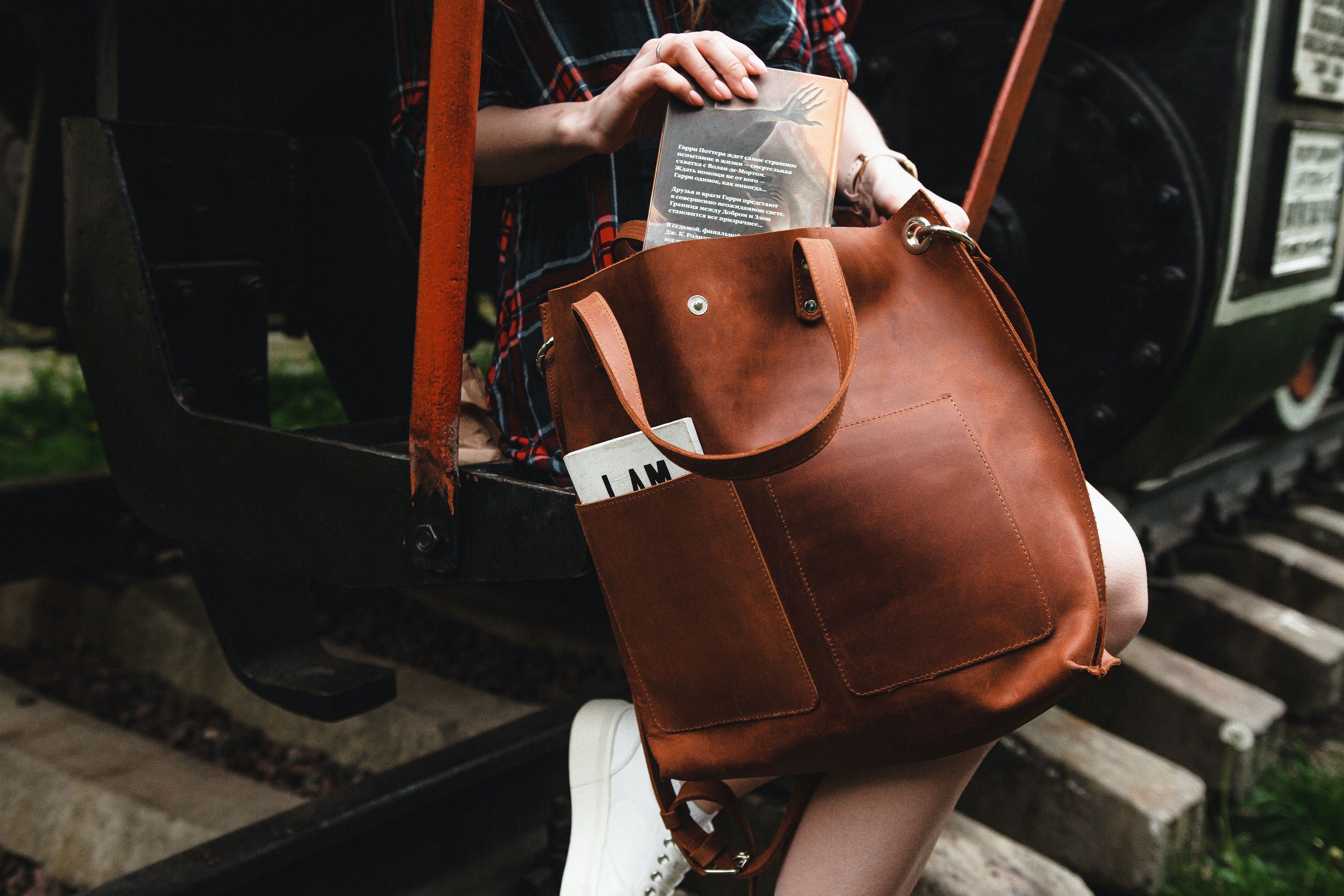 Mcm Large Leather Tote in Cognac