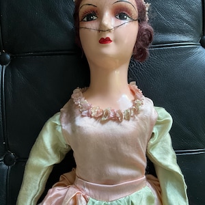 1920年代のヴィンテージ・ブドワール人形（ベールとサテンのガウン付き