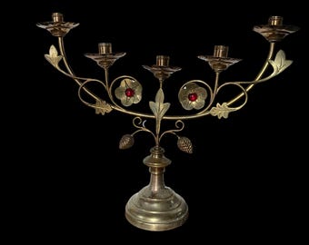 Candelabro antiguo de latón – Portavelas floral de 5 brazos con detalles de vidrio rojo – procedente de Quebec