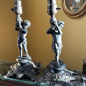 Paar viktorianische Spelter Tischlampen, Jugendstil, Amor Kind mit Urne