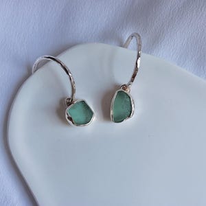 Green sea glass hoop earrings | eco friendly sterling silver jewellery | handcrafted earrings | hammered silver | bohemian | recycled