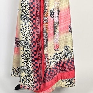 Può includere: Una lunga gonna a portafoglio con un design colorato e stampato. La gonna è realizzata in tessuto setoso e presenta un laccio in vita. La gonna è un mix di rosa, beige e nero con un motivo di tipo paisley.
