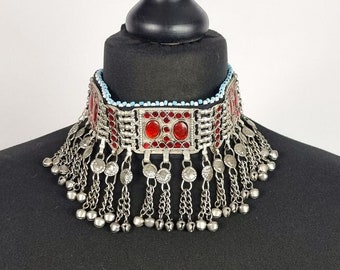 Vintage-Kuchi-Halsband im Stammesstil mit Glaseinlage und Miniaturglocken aus Afghanistan