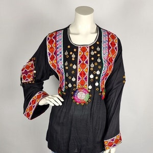 Tribal shirt met kleurrijk borduurwerk, Kuchi-patches, spiegelwerk en vintage munten