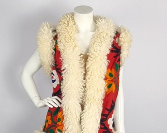 Vintage suzani bodywarmer vest with sheep fur - vintage Uzbeki chapan waistcoat with natural sheep fur