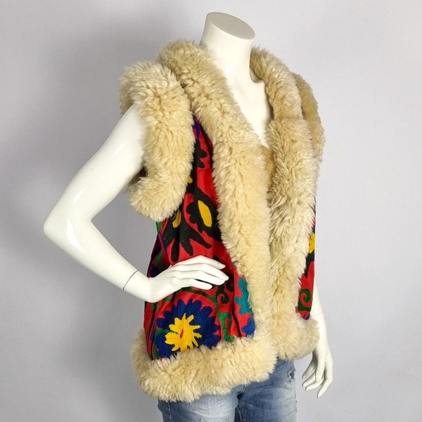 Vintage suzani bodywarmer vest with natural sheep fur - vintage Uzbeki chapan waistcoat with natural sheep fur - gender neutral windbreaker