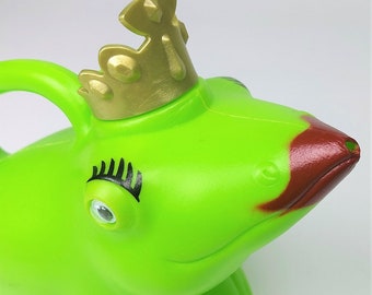 Queen frog watering can - funny housewarming party gift idea