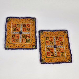 Par av vintage afghanska Kuchi-tygmärken: Broderad tribalkonst med pärlbroderi