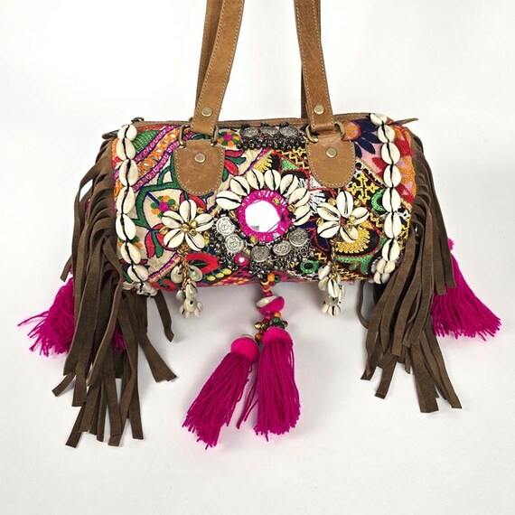 Borsa Banjara ricamata: tessuti vintage riciclati, conchiglie e