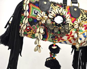 クチ族のベルト：タカラガイの貝殻をあしらった刺繍のアフガン