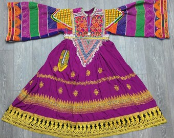 Antieke Afghaanse jurk, met traditionele borduursels en patches