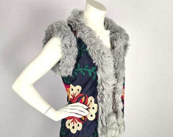 Kamizelka Vintage Suzani Chapan: haftowane wykończenie ze sztucznego futra, płaszcz w stylu orientalno-boho