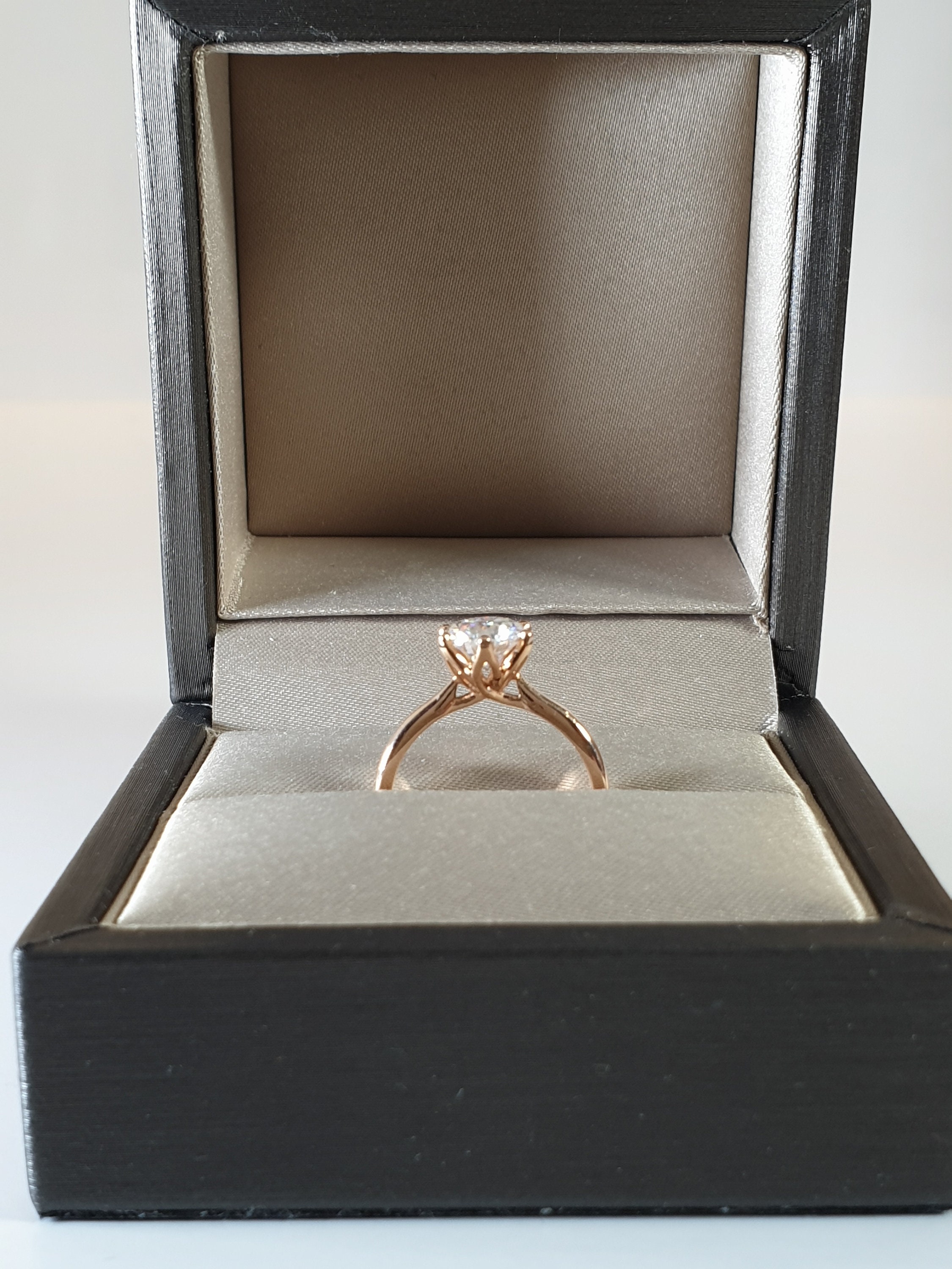 Stay Elegant 1 Carat Moissanite Ring