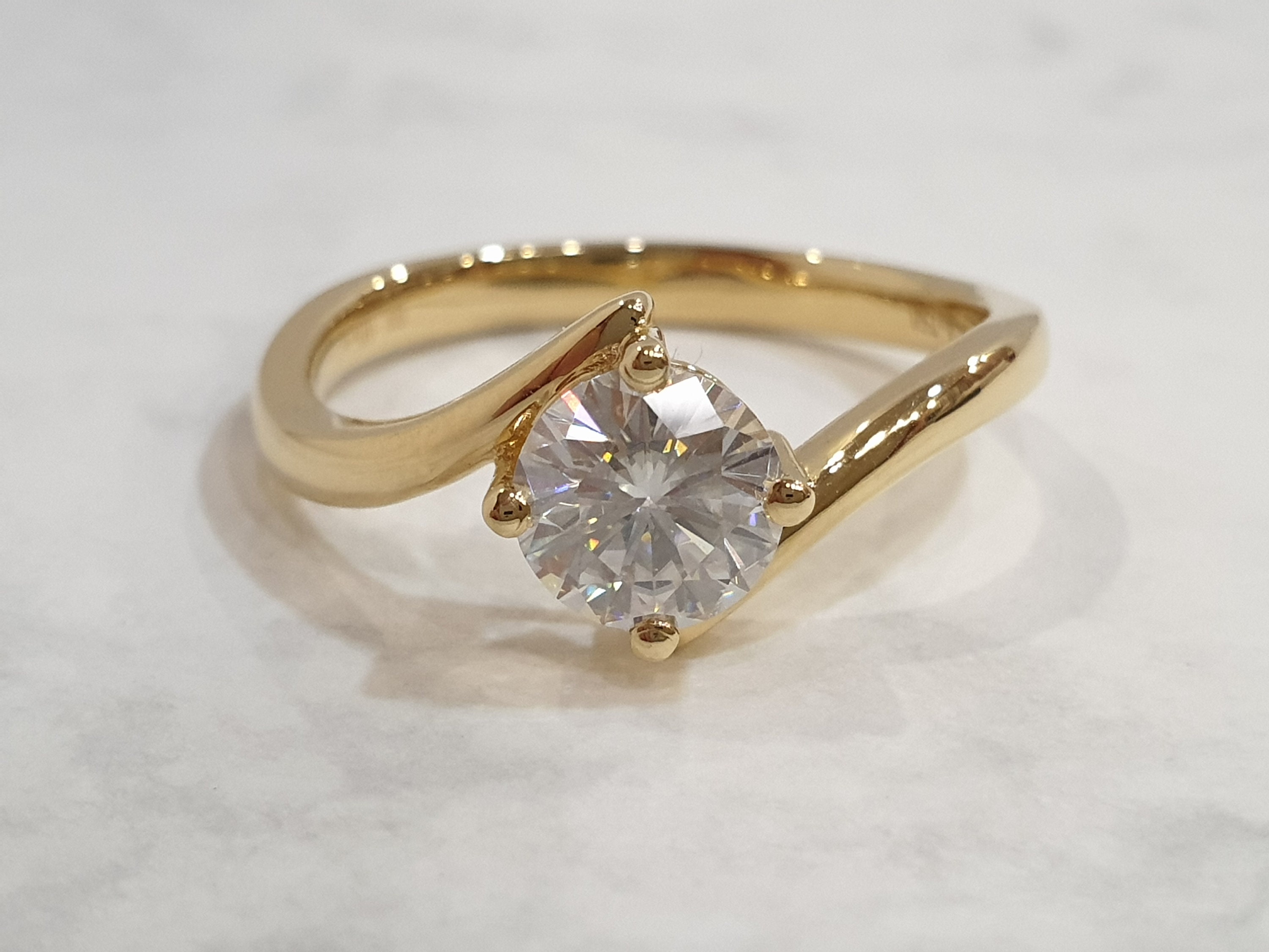 1 Carat Moissanite Solitaire Ring: 18K Yellow Gold Twist  display picture 1