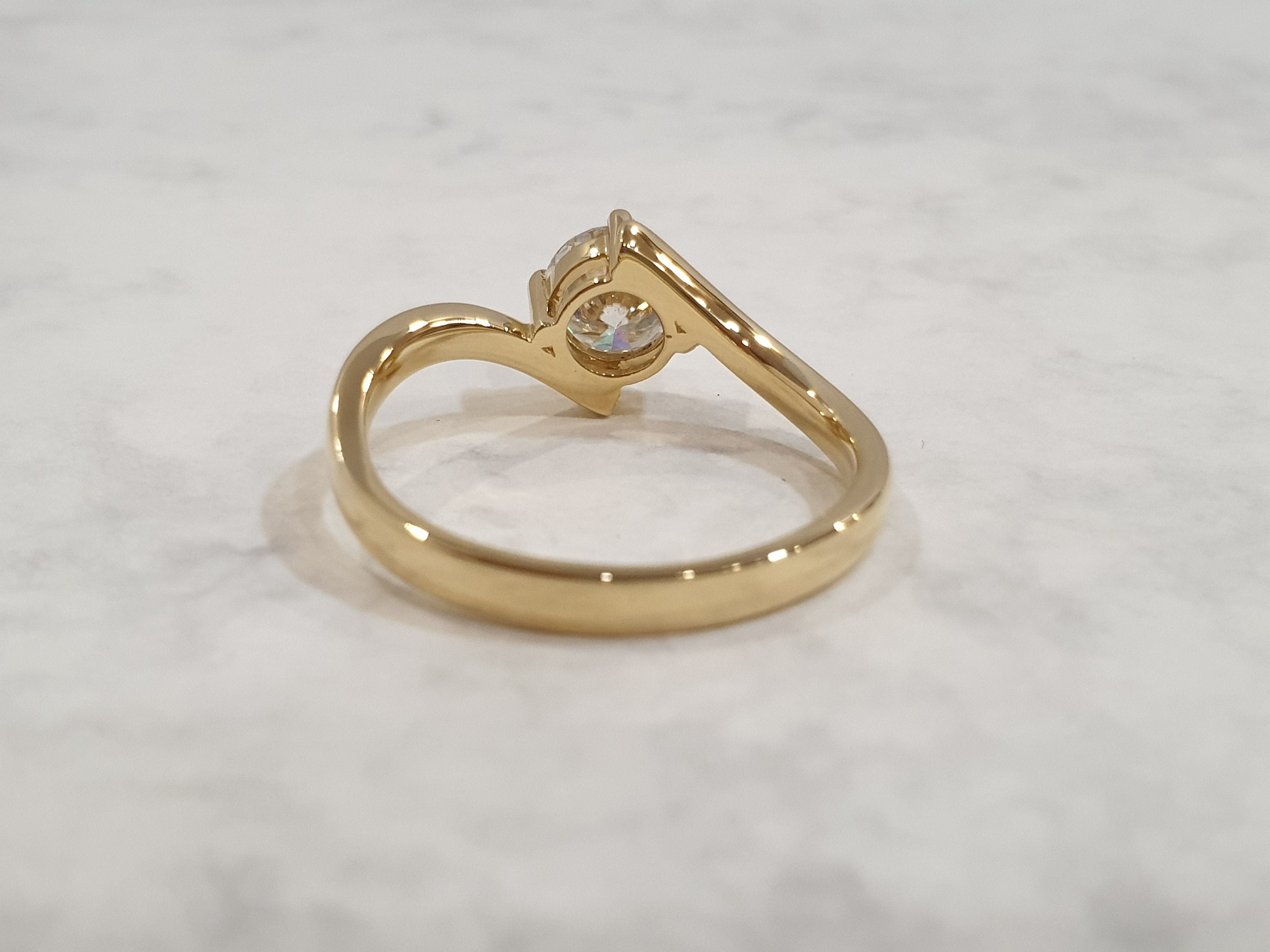 1 Carat Moissanite Solitaire Ring: 18K Yellow Gold Twist  display picture 1