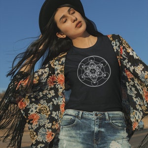 Geometrische Damen Shirt, Heilige Geometrie Shirt für Frauen, Womens psychedelischen Shirt, Metatronen Würfel Kurzarm Unisex T-Shirt