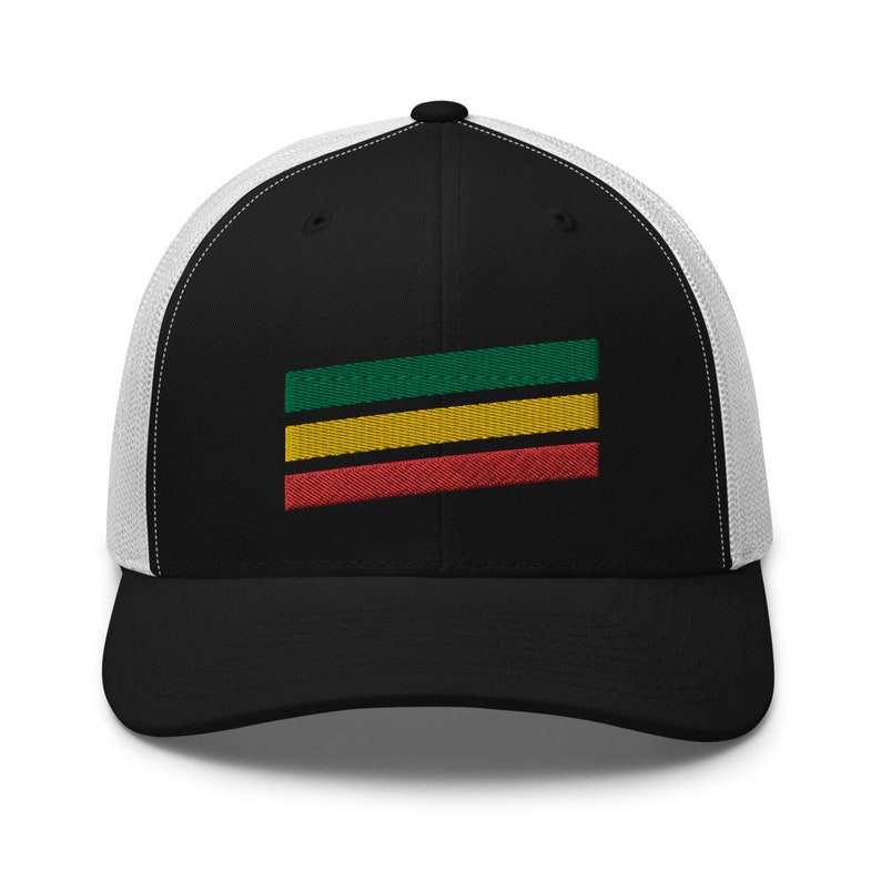 Puede incluir: Gorra de camionero negra y blanca con un dise&ntilde;o de bandera a rayas verdes, amarillas y rojas en la parte delantera.