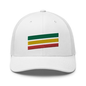 Puede incluir: Gorra de camionero blanca con un dise&ntilde;o de rayas verdes, amarillas y rojas bordado en la parte delantera.