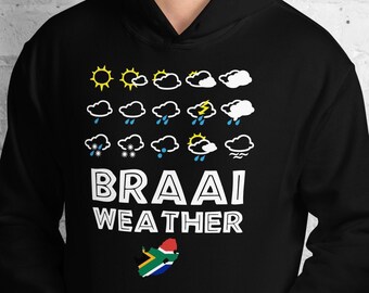 Op de afbeelding: Zwarte hoodie met de witte tekst "BRAAI WEATHER", voorzien van weersymbolen en de Zuid-Afrikaanse vlag. Het ontwerp bevat zon-, wolken-, regen- en bliksemiconen.