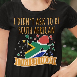 Je n’ai pas demandé à être sud-africain, je viens d’avoir de la chance T Shirt | Drôle de phrase | Drapeau de l’Afrique du Sud et carte