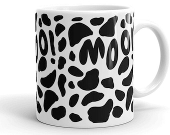 Può includere: Tazza in ceramica bianca con un design a stampa di mucca bianco e nero. La parola "MOO" è ripetuta in un font stilizzato in tutto il design.