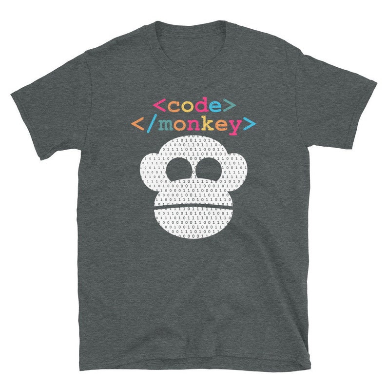 Może przedstawiać: Szary t-shirt z nadrukiem białej twarzy małpy. Twarz małpy składa się z kodu binarnego, a tekst "<code/>/monkey>" jest nadrukowany nad twarzą małpy w kolorach tęczy.