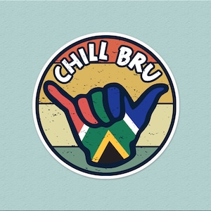 Può includere: Un adesivo in stile retrò con una mano che fa il segno shaka, colorato con i colori della bandiera sudafricana. L'adesivo ha il testo "CHILL BRU" intorno alla mano.