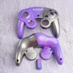 Carcasas de control de GameCube pintadas a medida, moradas y doradas