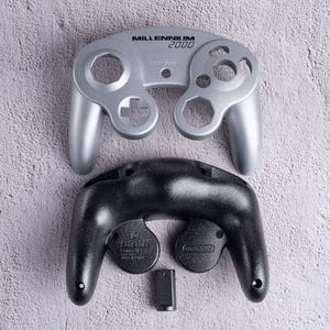 Millennium 2000 - Carcasas de mandos de GameCube pintadas a medida