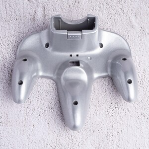 "Silver Sparkle (Glossy) - ""Bottom Shell only"" - Individuell bemalte Nintendo 64 Controller Schals."