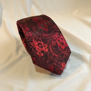 Men’s Necktie in Red Paisley Floral | Skinny Tie | Classic Tie | Wide Tie | Necktie and Pocket Square Set | Handmade Necktie