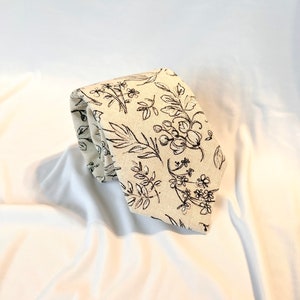 Herren Krawatte in Beige und Schwarz Floral Leinen | Schlichte Krawatte | Klassische Krawatte | Breite Krawatte | Krawatte und Einstecktuch im Set | Handgefertigte Leinen Krawatte