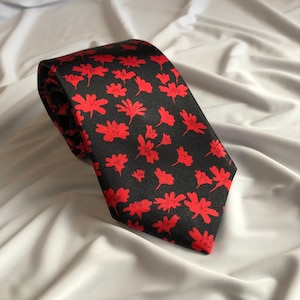 Herren Satin Krawatte in Schwarz und Rot Floral | Handgemachte Krawatte | Krawatte und Einstecktuch Set