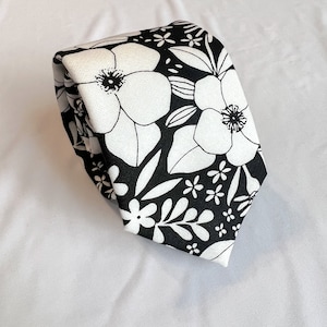 Men’s Necktie in White and Black Anemone Floral | Skinny Tie | Classic Tie | Wide Tie | Necktie and Pocket Square Set | Handmade